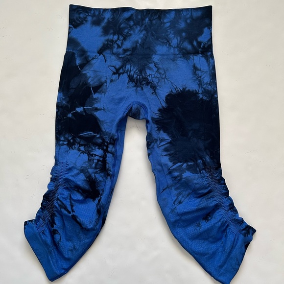 Lululemon Blue and Black Tie Dye In The Flow Crop Leggings Sz 4 - Picture 3 of 8